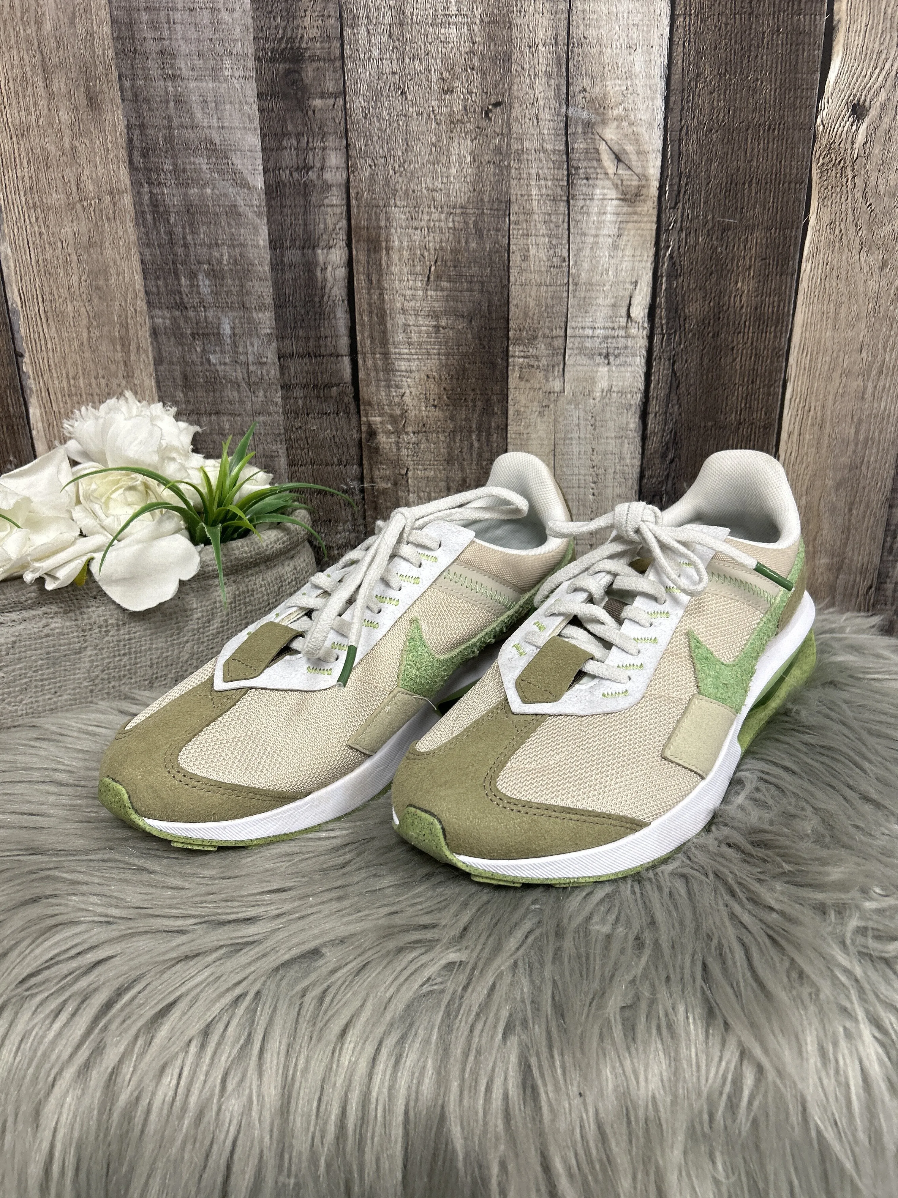 Shoes Athletic By Nike  Size: 10